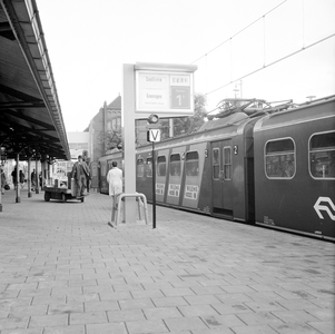 883147 Afbeelding van het electrische treinstel nr. 734 (mat. 1954, plan F, Hondekop ) als sneltrein naar Groningen ...